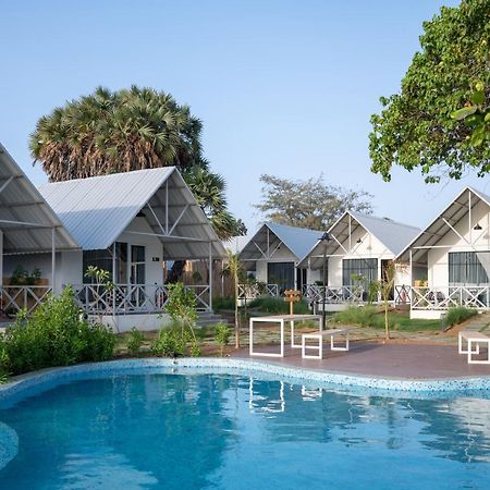 Praveg Beach Resort Daman Lighthouse Beach Exteriör bild