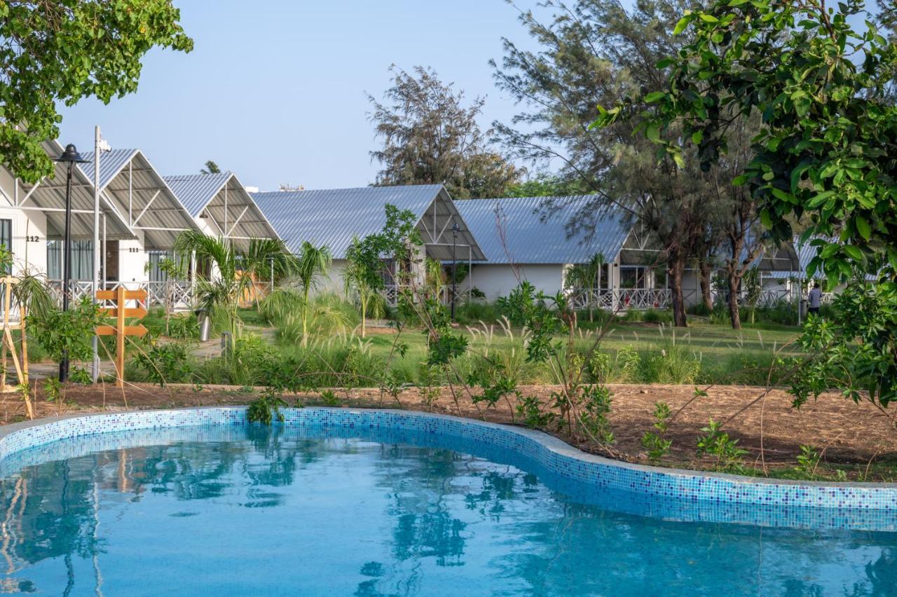 Praveg Beach Resort Daman Lighthouse Beach Exteriör bild