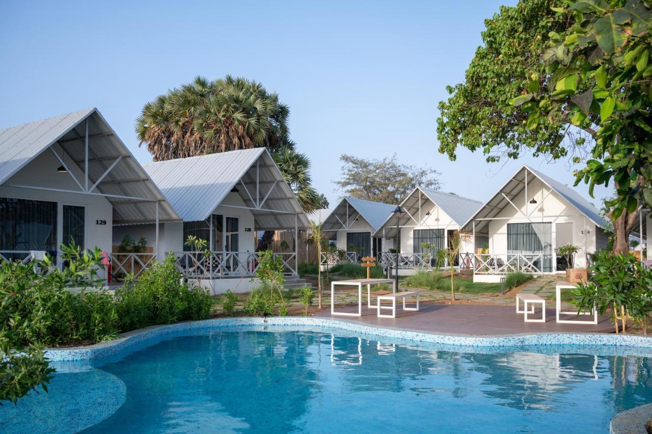 Praveg Beach Resort Daman Lighthouse Beach Exteriör bild