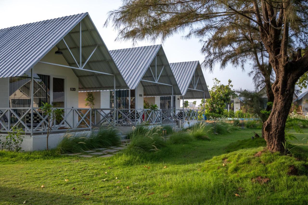 Praveg Beach Resort Daman Lighthouse Beach Exteriör bild