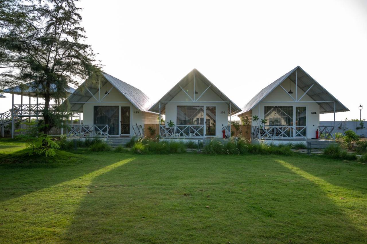 Praveg Beach Resort Daman Lighthouse Beach Exteriör bild
