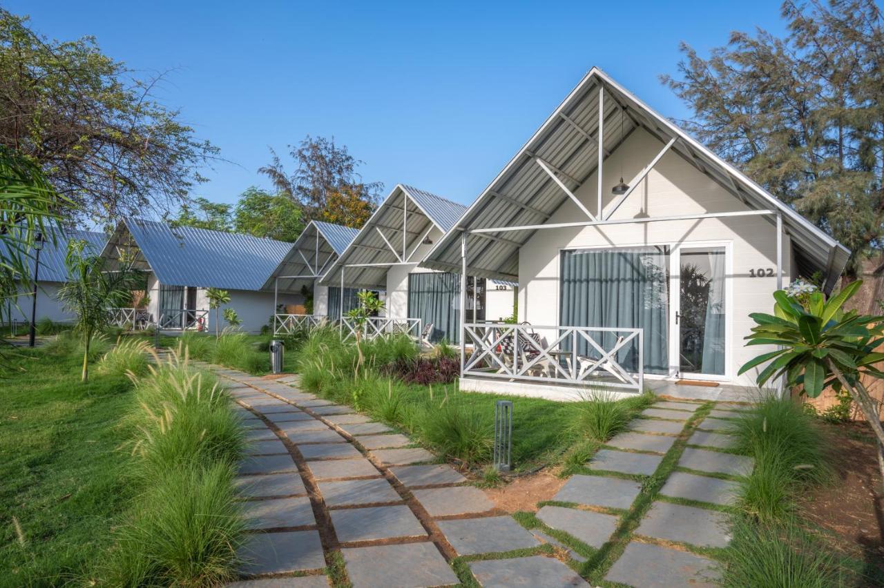 Praveg Beach Resort Daman Lighthouse Beach Exteriör bild