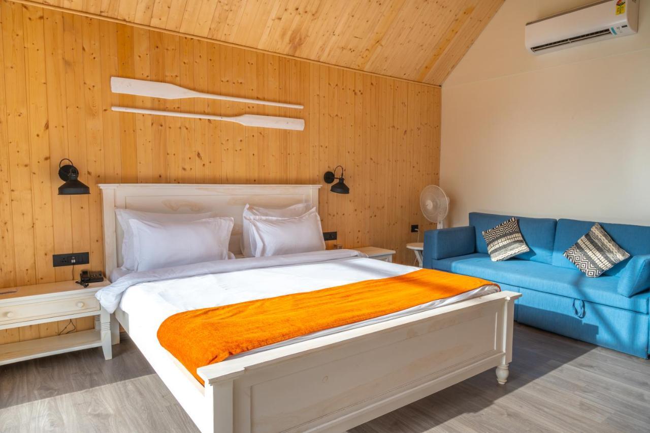 Praveg Beach Resort Daman Lighthouse Beach Exteriör bild