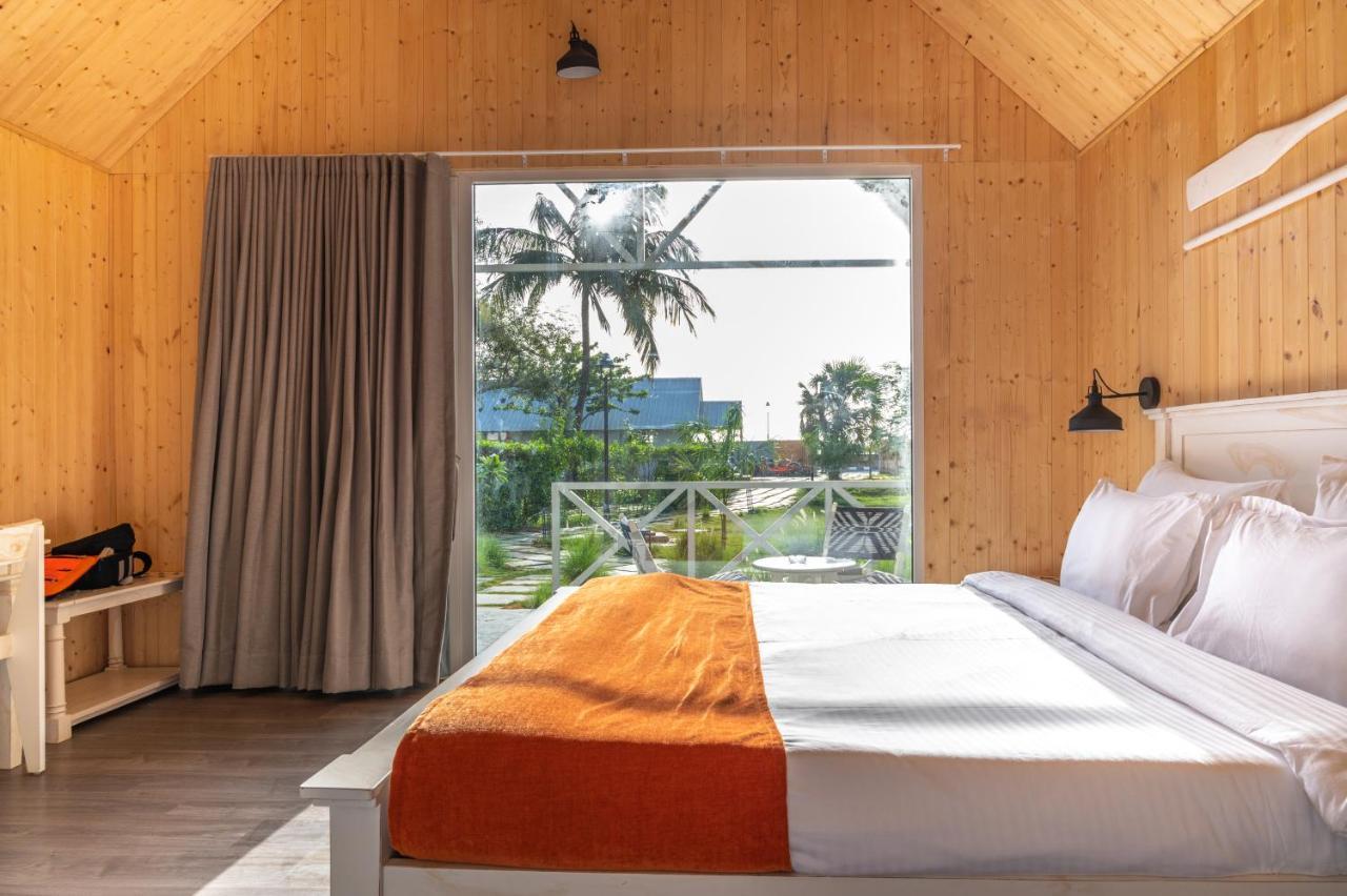 Praveg Beach Resort Daman Lighthouse Beach Exteriör bild